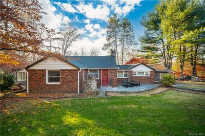 Expansive front yard | Image 1