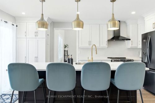 2 Caledonia Ave, Caledonia, ON, N3W2L1 | Card Image