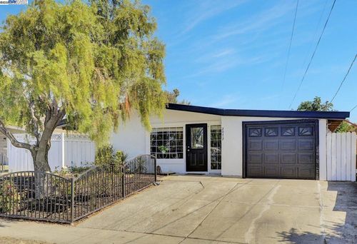 2072 Everglade St, Hayward, CA, 94545-4737 | Card Image