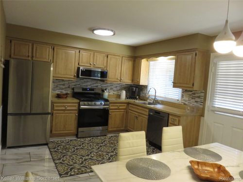 28-31189 Hoover Rd, Warren, MI, 48093-7604 | Card Image