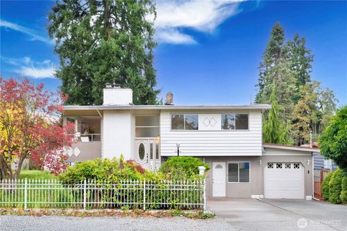 16515 Linden Ave N, Shoreline, WA, 98133-5318 | Card Image