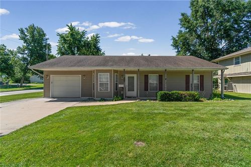 607 W 6th St, Cameron, MO, 64429-1525 | Card Image