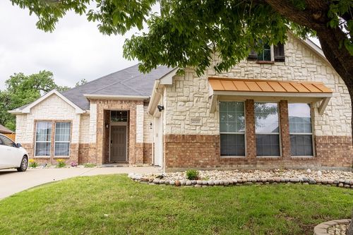 2727 Meadow Lake Dr, Grand Prairie, TX, 75050-1326 | Card Image