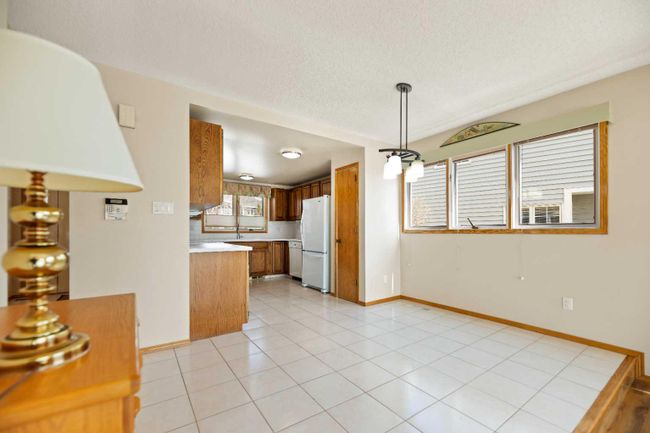 28 Stradwick Way Sw, Home with 3 bedrooms, 3 bathrooms and 2 parking in Calgary AB | Image 7