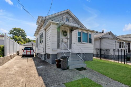 13011 124th St, South Ozone Park, NY, 11420-2713 | Card Image