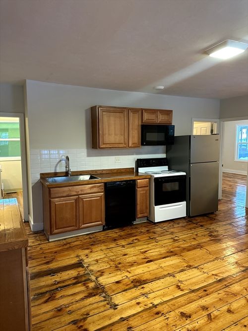 apt-1-33 Thomas St, Southbridge, MA, 01550-2281 | Card Image