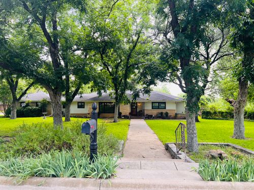 804 N Elm St, Comanche, TX, 76442-1550 | Card Image