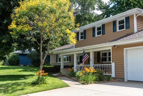 519 Woodview Dr, Sun Prairie, WI, 53590-2329 | Card Image