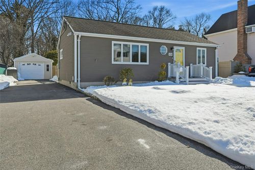 418 Old Farmingdale Rd, West Babylon, NY, 11704-6424 | Card Image