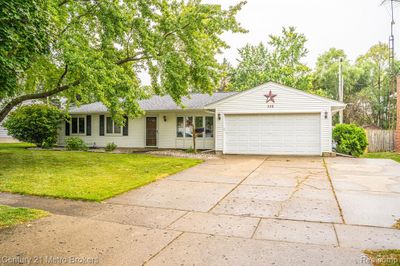 339 Delzingro Drive, Home with 3 bedrooms, 1 bathrooms and null parking in Davison MI | Image 2