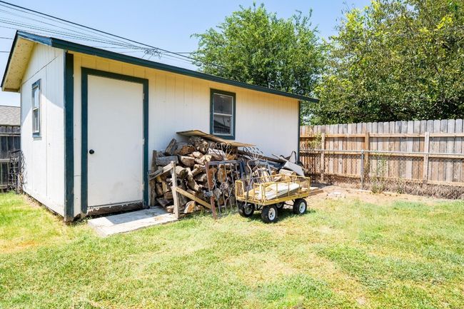 Spacious shed for storage! | Image 6