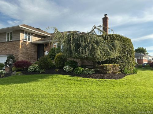 909 Berkshire Dr, Westbury, NY, 11590-5802 | Card Image