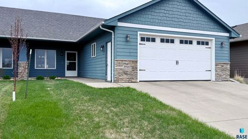 3914 E Brewster St, Sioux Falls, SD, 57108-8642 | Card Image