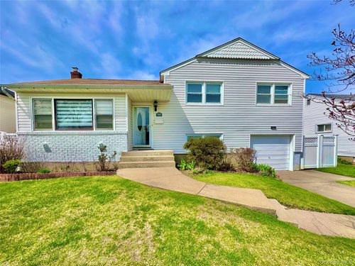592 Benton Rd, East Meadow, NY, 11554-5401 | Card Image