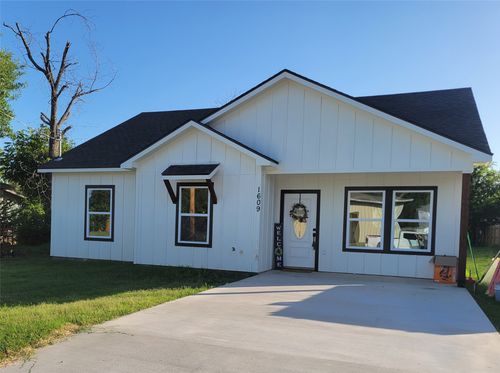 1609 2nd St, Brownwood, TX, 76801-4215 | Card Image