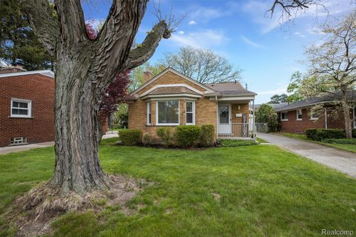 22157 Mauer St, Saint Clair Shores, MI, 48080-3548 | Card Image