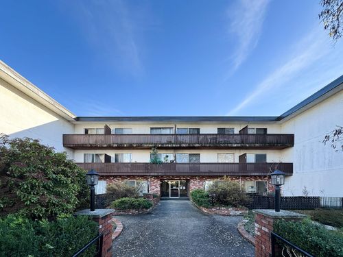 211-910 Fifth Ave, New Westminster, BC, V3M1Y2 | Card Image