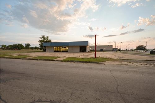 901 Lewark St, Coffeyville, KS, 67337-3107 | Card Image