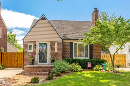 1339 Hampton Rd, Grosse Pointe Woods, MI, 48236-1301 | Card Image