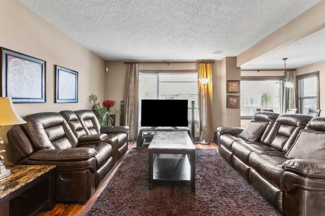 84 Everbrook Drive Sw, Home with 3 bedrooms, 2 bathrooms and 4 parking in Calgary AB | Image 9