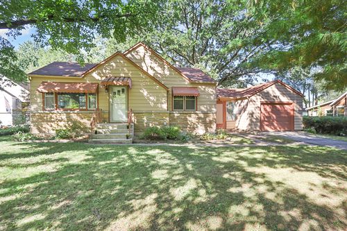 3819 Woodlawn Dr, Island Lake, IL, 60042-8452 | Card Image