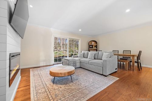 12-98 Valley Rd, Cos Cob, CT, 06807-2224 | Card Image