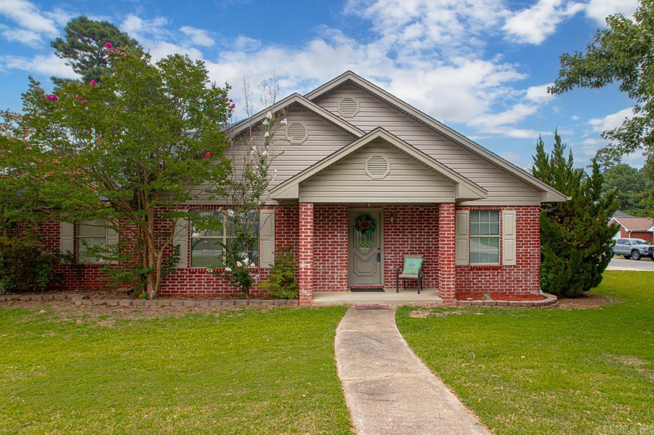 Lily Dr, Maumelle, AR 72113