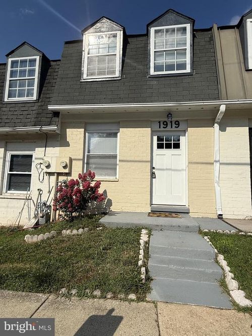v-197-1919 Village Green Dr, HYATTSVILLE, MD, 20785-4118 | Card Image