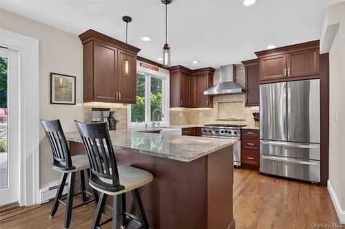 73 Maple Pl, Huntington, NY, 11743-4250 | Card Image