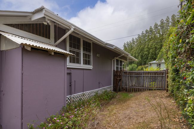 Mauka side yard of this fully fenced yard. | Image 16