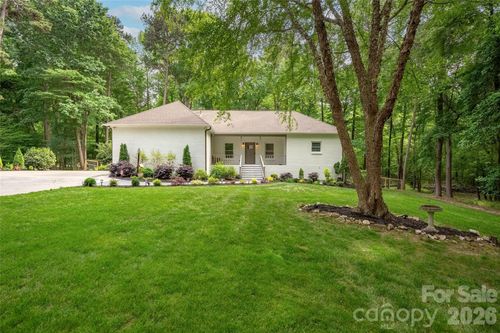 1800 Chestnut Ln, Matthews, NC, 28104-6767 | Card Image