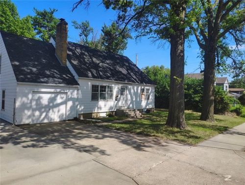 908 Sunset Ave, Manhattan, KS, 66502-7066 | Card Image