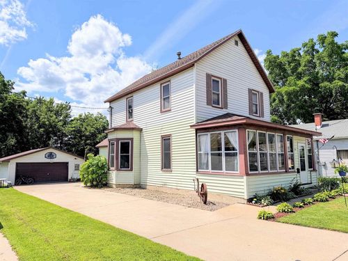 211 S Prairie St, Prairie Du Chien, WI, 53821-1720 | Card Image
