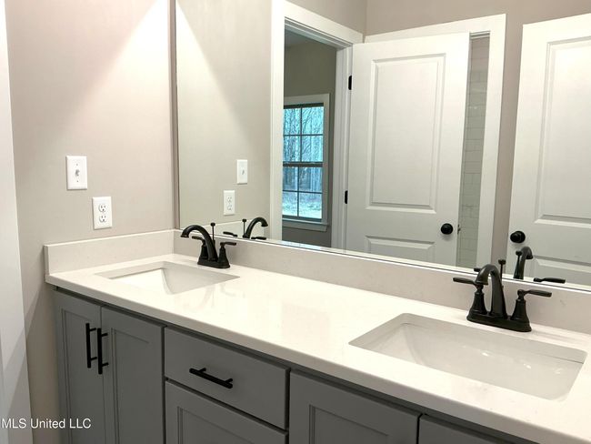 Down Hall Bathroom | Image 7