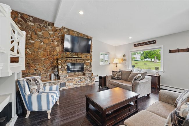 1182 W Laurel Cir, House other with 3 bedrooms, 2 bathrooms and null parking in Mt. Pleasant Twp - Wml PA | Image 9