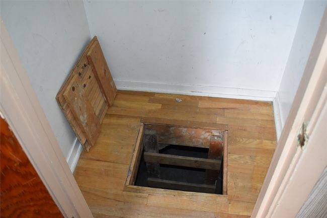 Crawl space access in front bedroom | Image 7