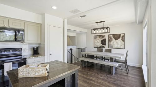 133 World Of Tennis Sq, Lakeway, TX, 78738-1104 | Card Image