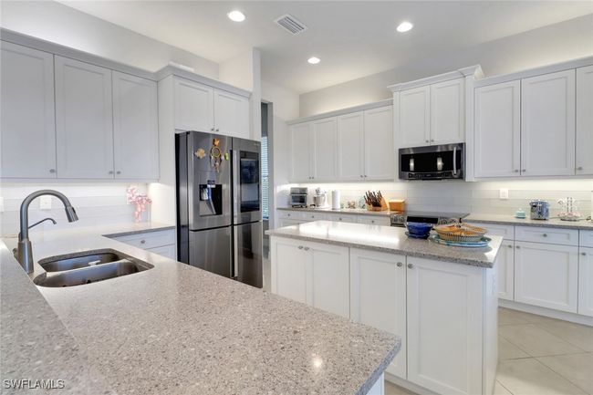 11692 Stonecreek Cir, House other with 3 bedrooms, 3 bathrooms and null parking in FORT MYERS FL | Image 6
