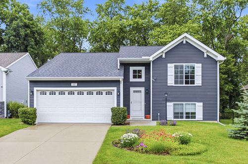 557 Swan River Dr, Benton Harbor, MI, 49022-6167 | Card Image