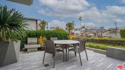 219 Howland Canal, Venice, CA, 90291 | Card Image
