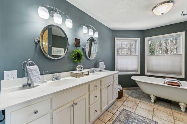 Primary Bathroom | Image 17