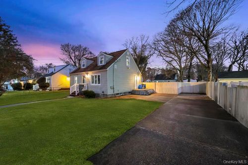 39 Andrews Ave, Wheatley Heights, NY, 11798-2333 | Card Image