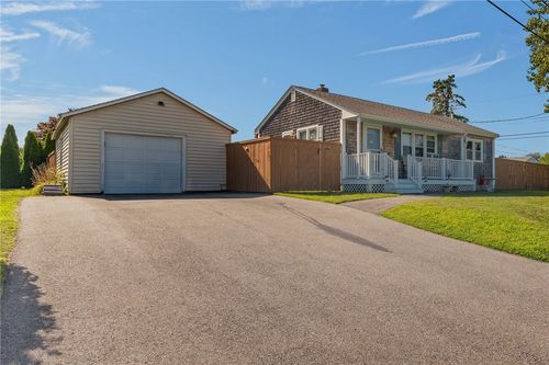 7 Thurston Ave, Portsmouth, RI, 02871-2513 | Card Image