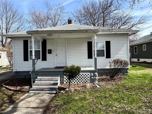 1202 N Madison St, Litchfield, IL, 62056-1148 | Card Image