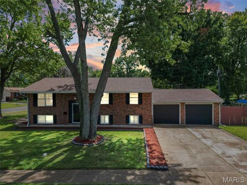 1460 Fox Run Dr, Florissant, MO, 63033-2118 | Card Image