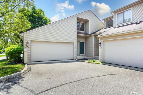 649 Glasgow Ct, Rochester Hills, MI, 48307-4589 | Card Image
