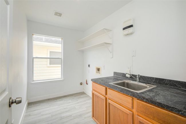 Utility room upstairs | Image 17