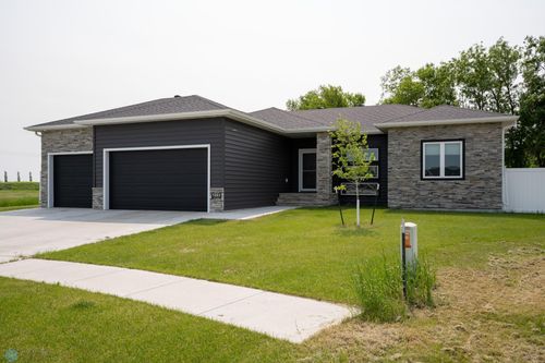 5881 31st St S, Fargo, ND, 58104-6733 | Card Image