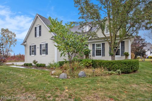 1151 Cross St, Oxford, MI, 48371-3581 | Card Image