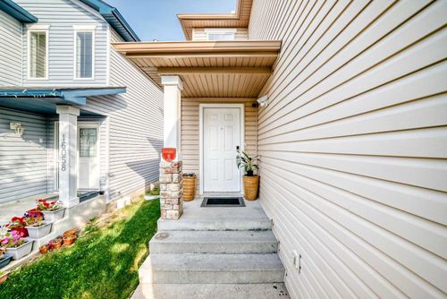 16062 Everstone Rd Sw, Calgary, AB, T2Y4J7 | Card Image